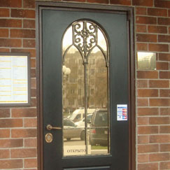 Дверное полотно с прямоугольным окном, панелями и бронестеклом